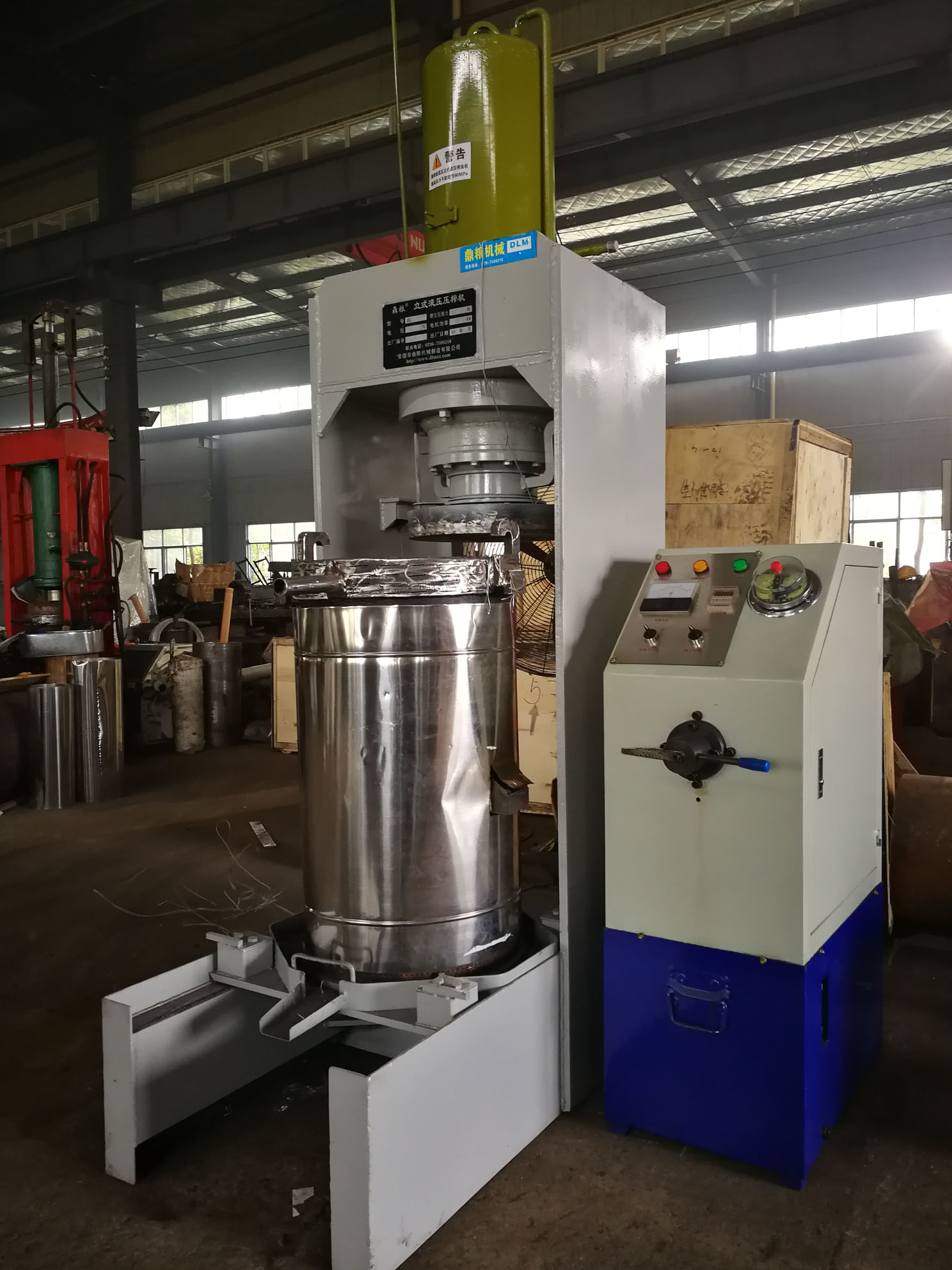 不銹鋼超高壓立式液壓壓榨機(jī)，果汁壓榨機(jī)，果渣壓榨機(jī)，藥材壓榨，油渣處理，白土壓榨